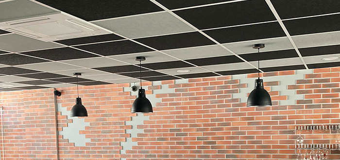 plafond rénové avec des dalles pour faux plafond noires et grises 2